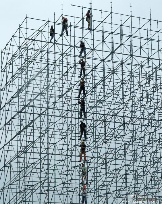 【鋼管腳手架】出現(xiàn)變形事故的應急措施